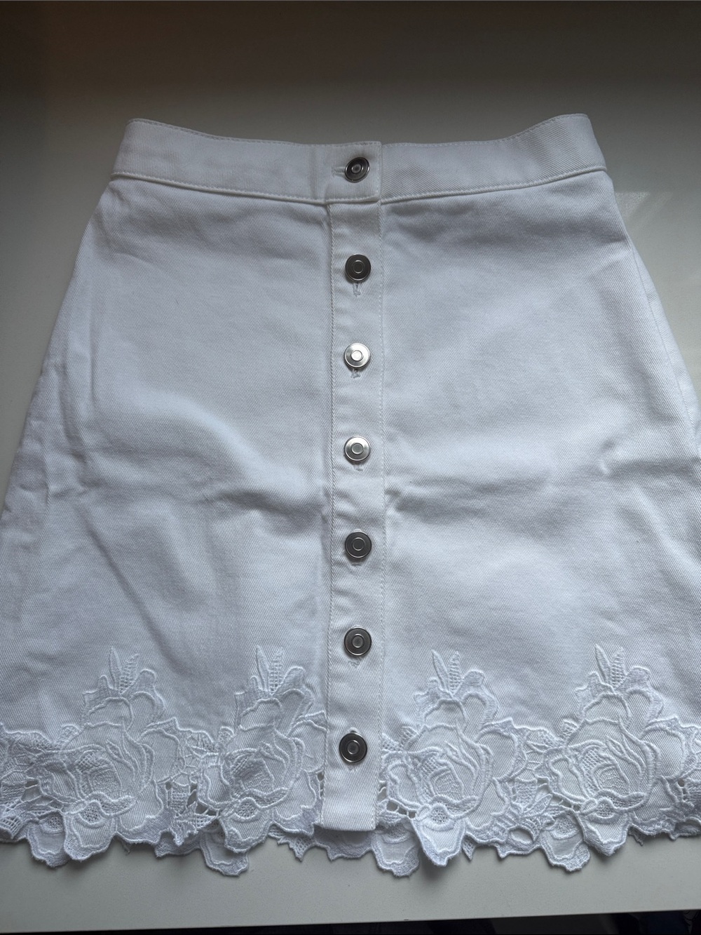 Club Monaco White Button-Front A-Line Skirt with Lace Hem